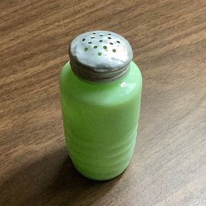 Jadeite Jeanette Shaker! Vintage green with original top!
